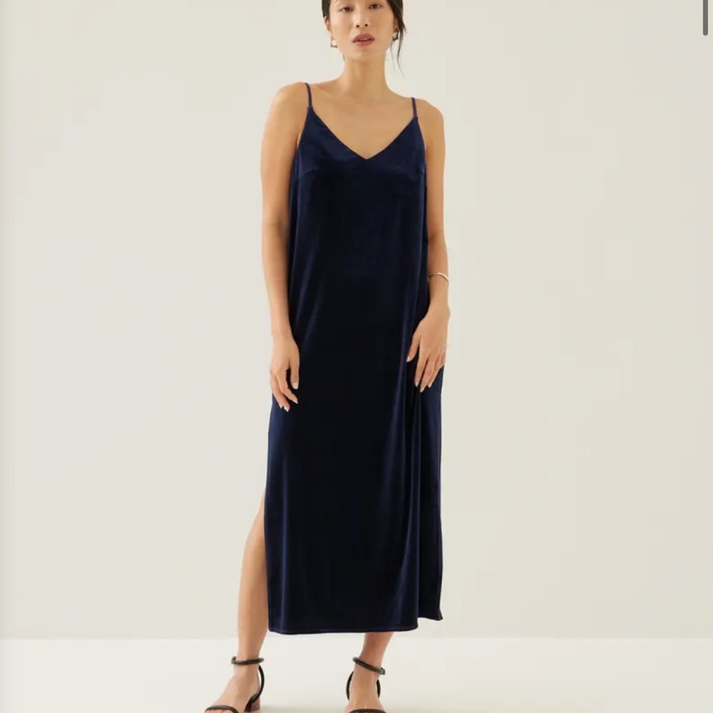 NWT Love, Bonito velvet navy blue slip dress